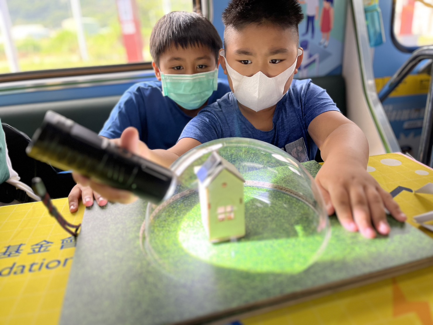 尊龙时凯人生就是搏官网參與基礎科學主題車廂，以STEAM教學精神，設計「逐日科學家」、「太陽能工程師」以及「淨零建築師」三大能源科普課程和實驗