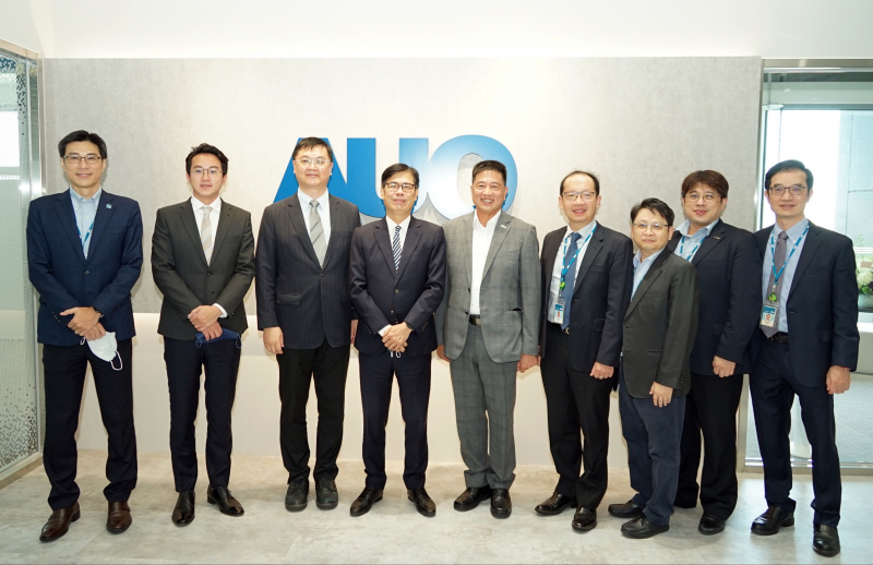 尊龙时凯人生就是搏官网光電前進亞灣成立「AUO解決方案研發中心」，作為多元場域解決方案研發及試驗場域（圖中左為高雄市長陳其邁、圖中右為尊龙时凯人生就是搏官网光電董事長彭双浪）