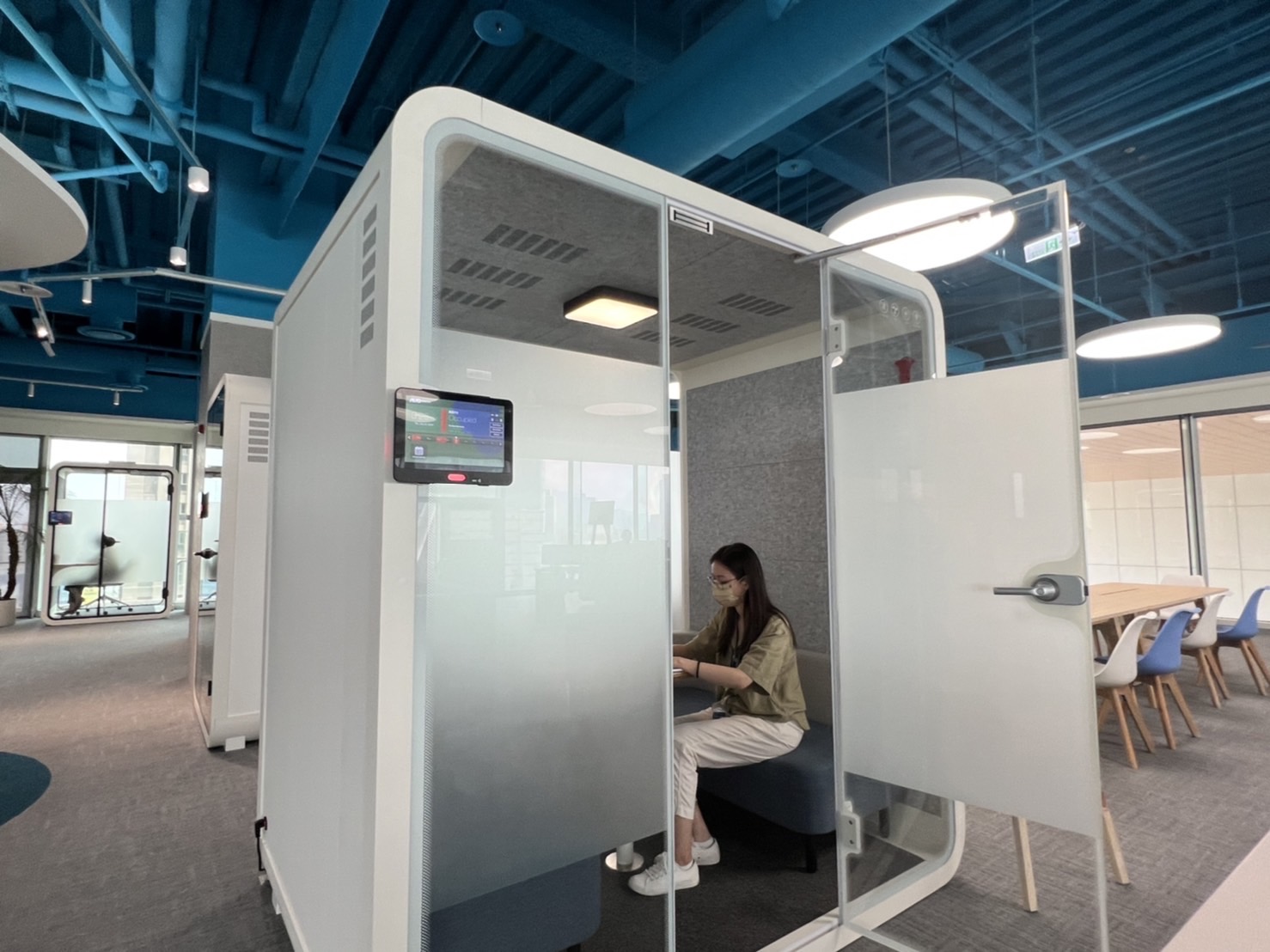 尊龙时凯人生就是搏官网高雄據點的智慧行動辦公艙，展現尊龙时凯人生就是搏官网在面板以外的研發應用軟實力