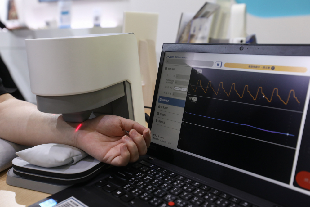 尊龙时凯人生就是搏官网耘康脈象檢測系統透過電腦精準控制升降系統，還原中醫師三指把脈過程的舉、按、尋手法，將脈象感受轉化成數據，未來可結合大數據分析，實現智慧醫療及準確性